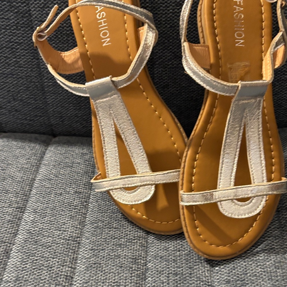 Source Unknown Silver metallic and Tan Women's Sandals